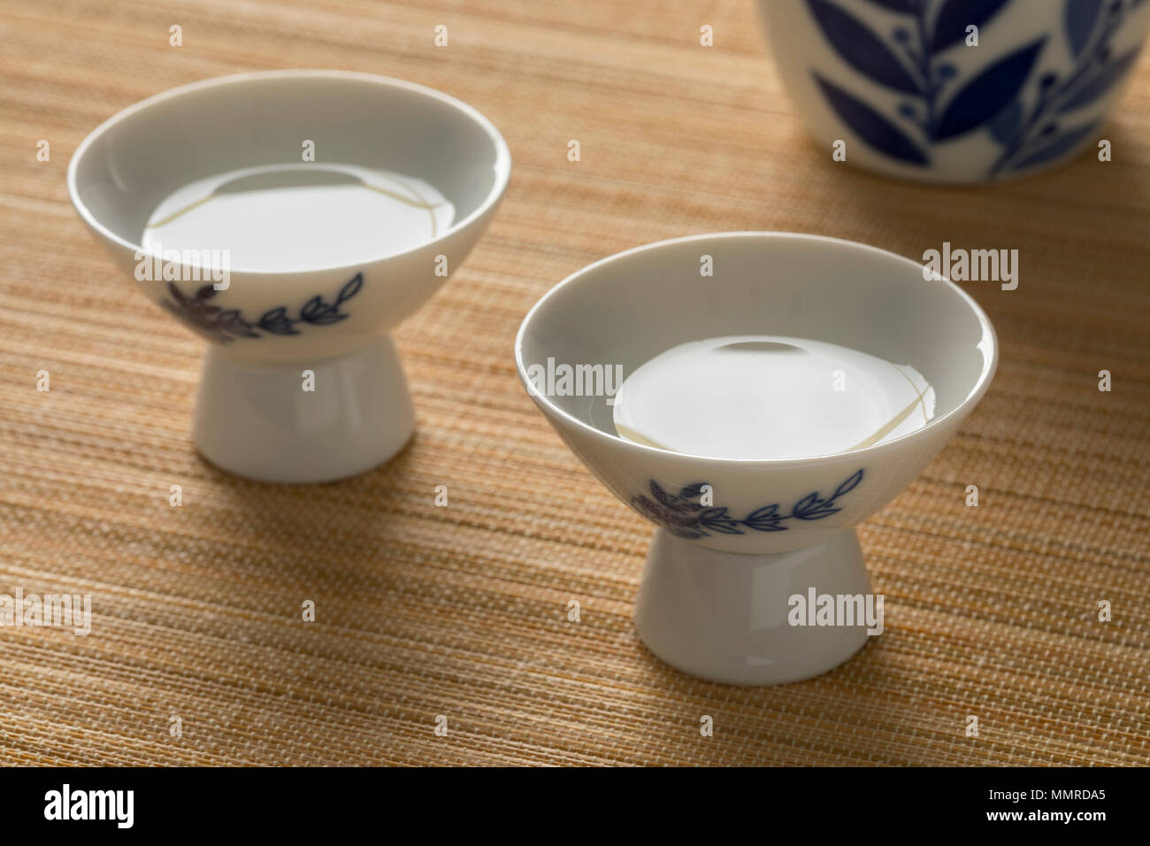 Tasses de saké japonais traditionnel Photo Stock - Alamy
