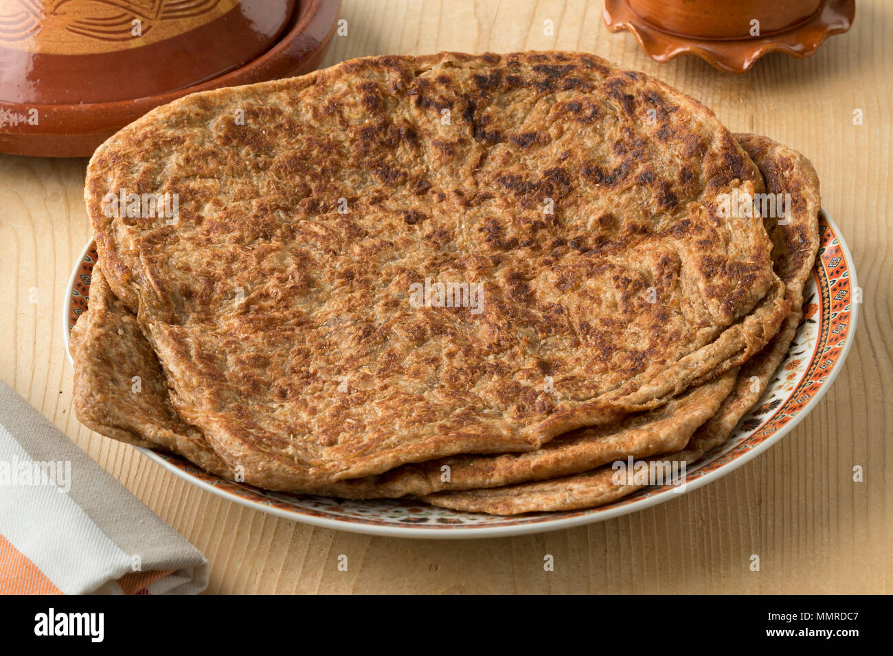 Plat à grain entier traditionnel marocain nommé msemen crêpes Banque D'Images