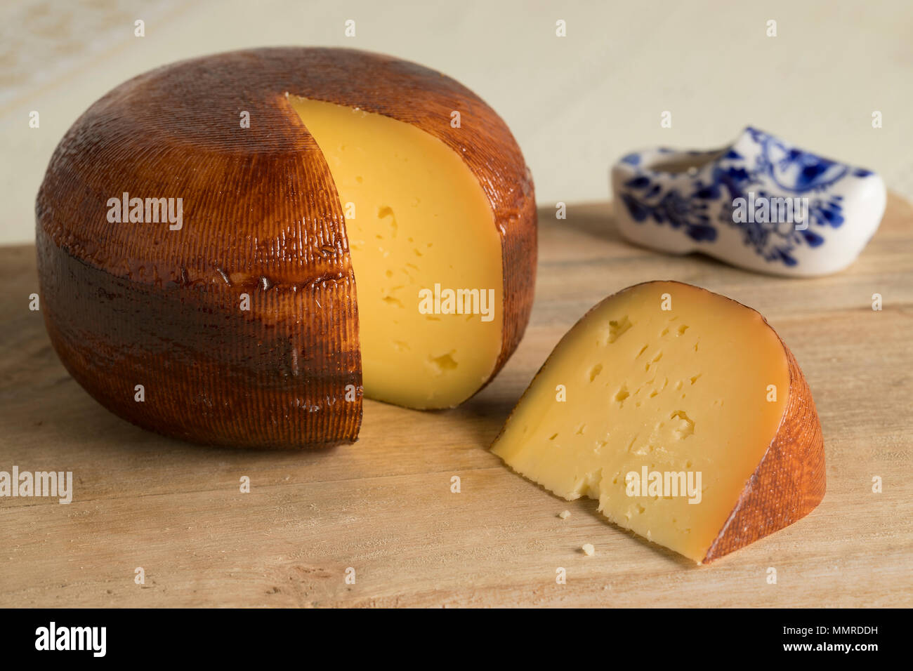 Morceau de maturité traditionnel vieux fromage Gouda Néerlandais Banque D'Images
