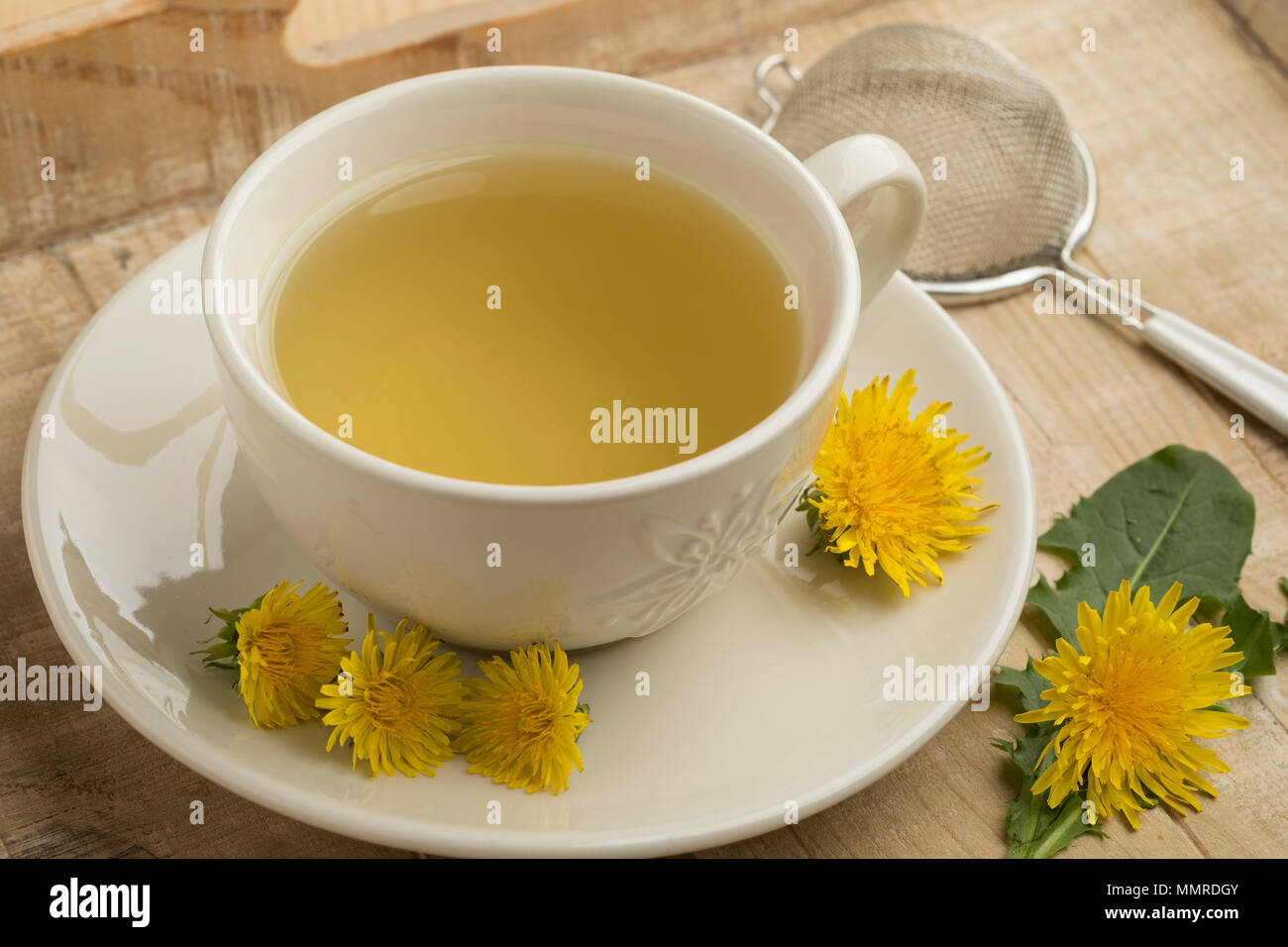 Tasse de thé de pissenlit sain décorées de fleurs Banque D'Images