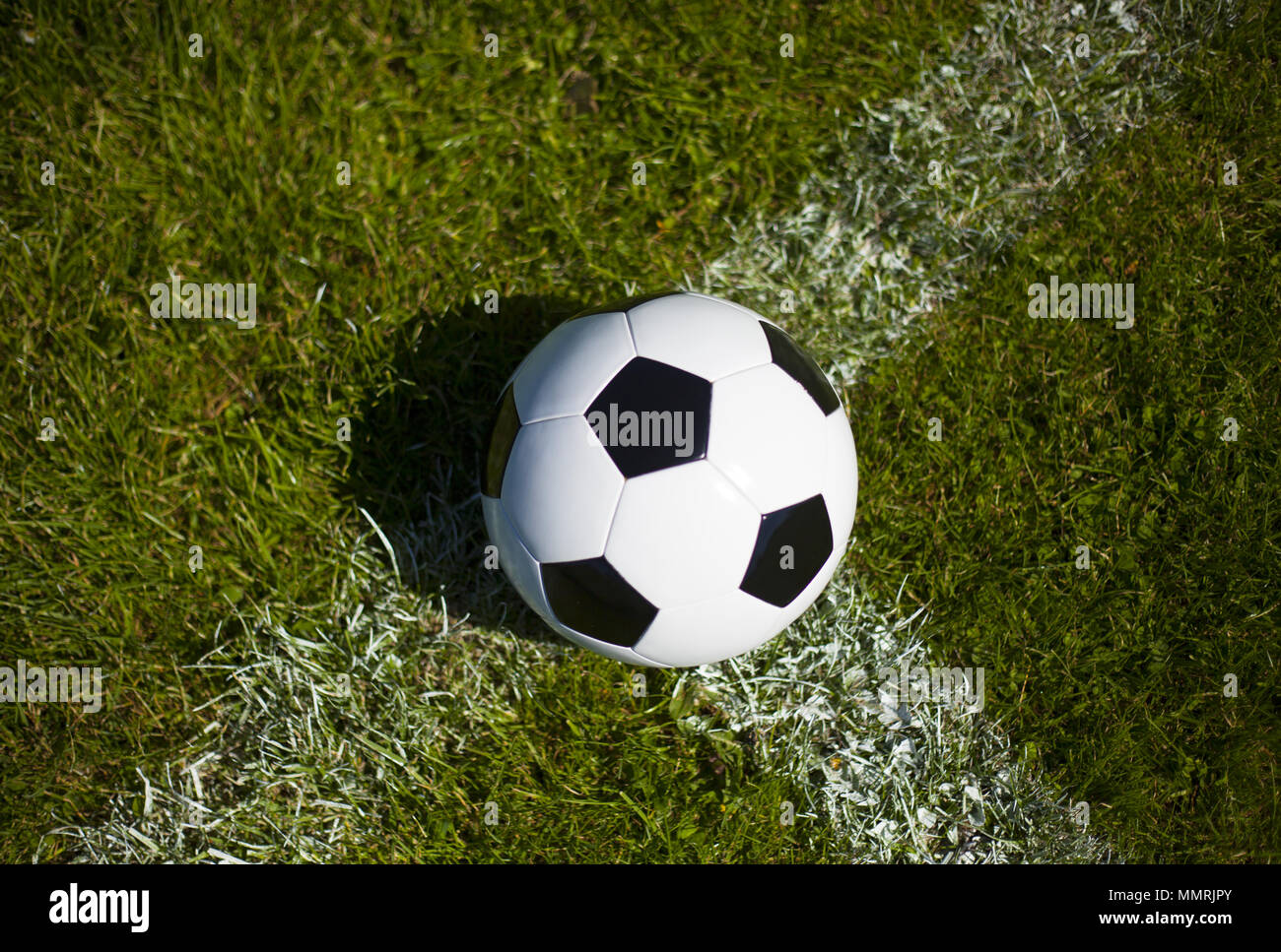 Un noir et blanc au football sur l'intersection des lignes blanches Banque D'Images