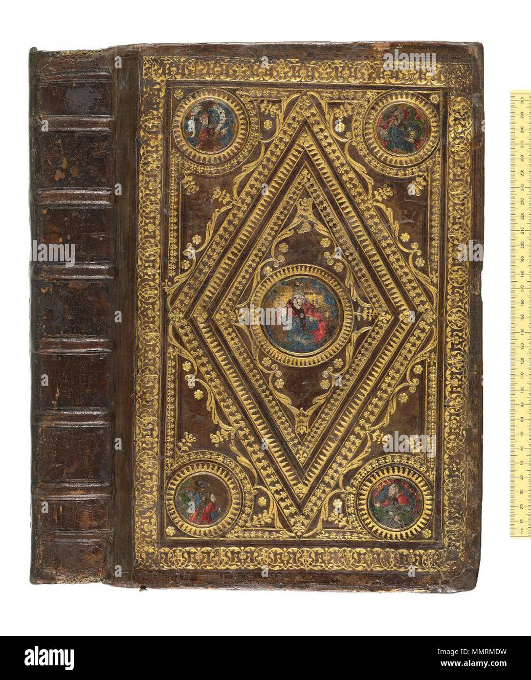 . Un présent ? Le français ou l'anglais, c.1530. Plus de veau brun du conteneur. Décorées avec dorure formé par l'utilisation répétée d'outils unique imitant un rouleau, formant un losange dans frame pattern avec le gouvernement central et les cocardes d'angle peint avec des représentations de Dieu le Père, etc. Le premier propriétaire de ce livre a été Cuthbert Tunstall, un humaniste qui était dans le parti anglais à la paix de Cambrai en 1529 avant de devenir évêque de Durham. Il a peut-être reçu ce volume impressionnant qu'une présentation, comme des éléments de l'artisanat français suggèrent de liaison. Biblia. 1528. Les bibliothèques Bodleian, Biblia Banque D'Images