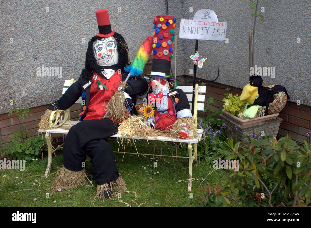 Glasgow, Écosse, Royaume-Uni 12 Mai.UK Weather:Carmunnock jour Gala a été mis en évidence par son actualité concours d'épouvantails (lumière du soleil ont fait de cette journée un sujet chaud, Ken Dodd a tendrement souvenue avec un homme diddy Gérard Ferry/Alamy news Crédit : Gérard ferry/Alamy Live News Banque D'Images