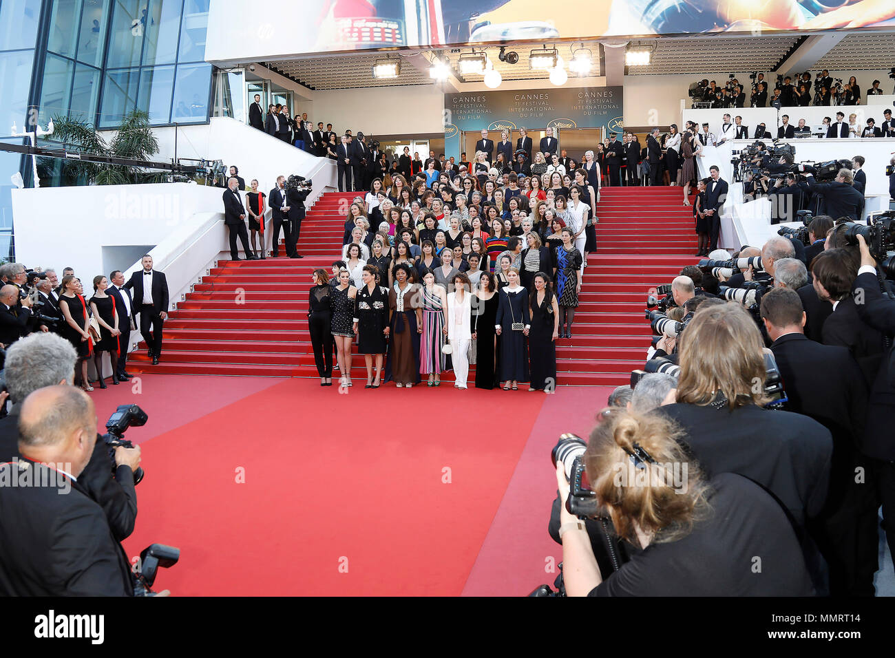Cinéastes, actrices et les producteurs à pied le tapis rouge pour protester contre le manque de femmes cinéastes à l'honneur tout au long de l'histoire du festival à la projection de "Les Filles du Soleil (Les Filles du Soleil)' lors de la 71e assemblée annuelle du Festival du Film de Cannes au Palais des Festivals le 12 mai 2018 à Cannes. - Seulement 82 films en compétition dans la sélection officielle ont été réalisés par des femmes depuis la création du Festival de Cannes alors que 1 645 films dans le cours des 71 dernières années ont été réalisé par les hommes. Crédit : John Rasimus/Media Punch ***FRANCE, SUÈDE, NORVÈGE, FINLANDE, USA, DENARK, RÉPUBLIQUE TCHÈQUE Banque D'Images