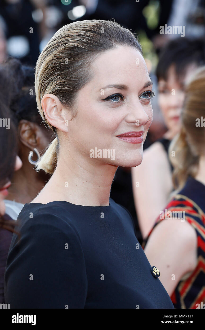 Marion Cotillard, marche le tapis rouge pour protester contre le manque de femmes cinéastes à l'honneur tout au long de l'histoire du festival à la projection de "Les Filles du Soleil (Les Filles du Soleil)' lors de la 71e assemblée annuelle du Festival du Film de Cannes au Palais des Festivals le 12 mai 2018 à Cannes. - Seulement 82 films en compétition dans la sélection officielle ont été réalisés par des femmes depuis la création du Festival de Cannes alors que 1 645 films dans le cours des 71 dernières années ont été réalisé par les hommes. Crédit : John Rasimus/Media Punch ***FRANCE, SUÈDE, NORVÈGE, FINLANDE, USA, DENARK, RÉPUBLIQUE TCHÈQUE, DE L'AM Banque D'Images