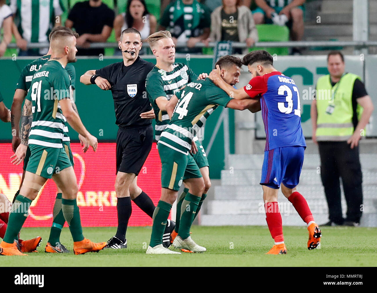 BUDAPEST, HONGRIE - 12 MAI : (r-l) David Barczi de bagarres avec FC Vasas Dominik Nagy de Ferencvarosi TC à côté de Janek Sternberg de Ferencvarosi TC, arbitre Sandor And-Szabo Lovrencsics et Balazs de Ferencvarosi TC # 91 au cours de la Banque Hongroise OTP Liga match entre Ferencvarosi TC et FC Vasas de Groupama Arena le 12 mai 2018 à Budapest, Hongrie. Banque D'Images