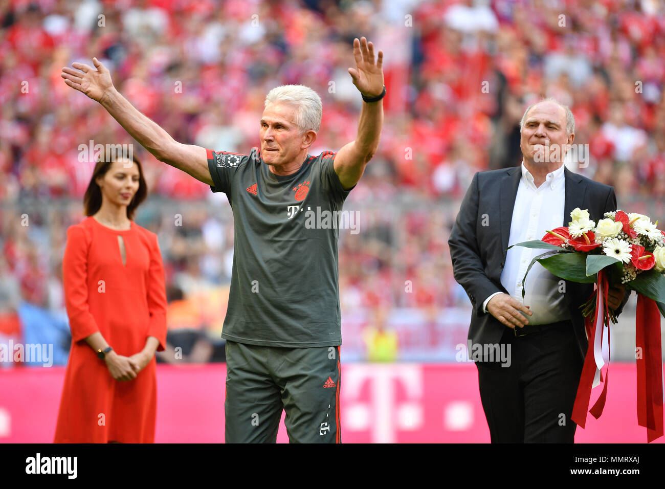 Jupp HEYNCKES (entraîneur FC Bayern Munich) est rejeté avant le coup d'envoi, attrayante, agitant, re : Uli Hoeness (Honess, Président FC Bayern Munich), football 1. Bundesliga, 34. journée, journée34, FC Bayern Munich (.M) -le VFB Stuttgart (S) 1-4, le 12 mai 1818 à Munich/Allemagne, ALLIANZAREN A. champion allemand, championnat d'Allemagne, l'utilisation de crédit dans le monde entier | photo : dpa alliance/Alamy Live News Banque D'Images