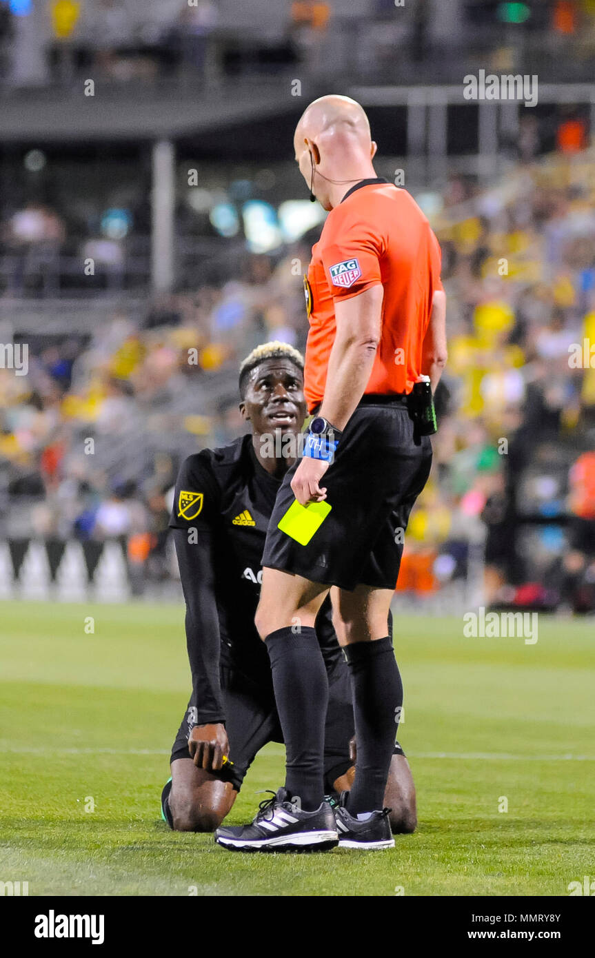 Samedi, 12 mai 2018 : Columbus Crew SC avant Gyasi Zerdes (11) reçoit un carton jaune durant la seconde moitié du match entre Chicago Fire et Columbus Crew Stadium, MAPFRE à SC à Columbus OH. Crédit Photo obligatoire : Dorn Byg/Cal Sport Media. Columbus Crew SC 3 - 0 Chicago Fire Crédit : Cal Sport Media/Alamy Live News Banque D'Images