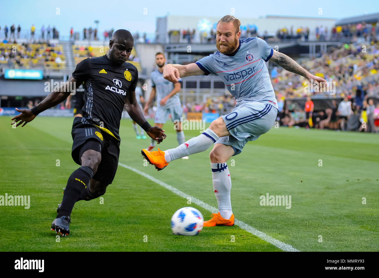 Samedi, 12 mai 2018 : Chicago Fire avant Aleksandar Katai (10) tente un tir au but avec Columbus Crew SC defender Jonathan Mensah (4) le blocage de la première moitié du match entre Chicago Fire et Columbus Crew Stadium, MAPFRE à SC à Columbus OH. Crédit Photo obligatoire : Dorn Byg/Cal Sport Media. Columbus Crew SC 1 - 0 Chicago Fire Crédit : Cal Sport Media/Alamy Live News Banque D'Images