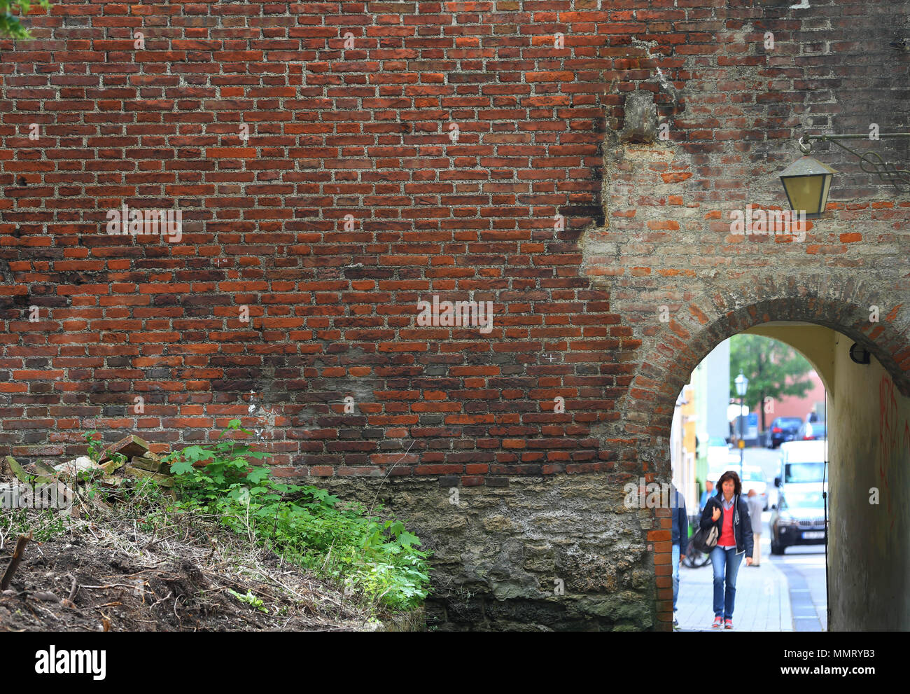 11 mai 2018, l'Allemagne, Memmingen Memmingen : historique du besoin de réparation de mur à côté de la porte d'Ulm. Les murs de la ville sont d'être rénové au cours des 10 prochaines années pour un coût de 10 millions d'euros. Photo : Karl-Josef Opim/dpa dpa : Crédit photo alliance/Alamy Live News Banque D'Images