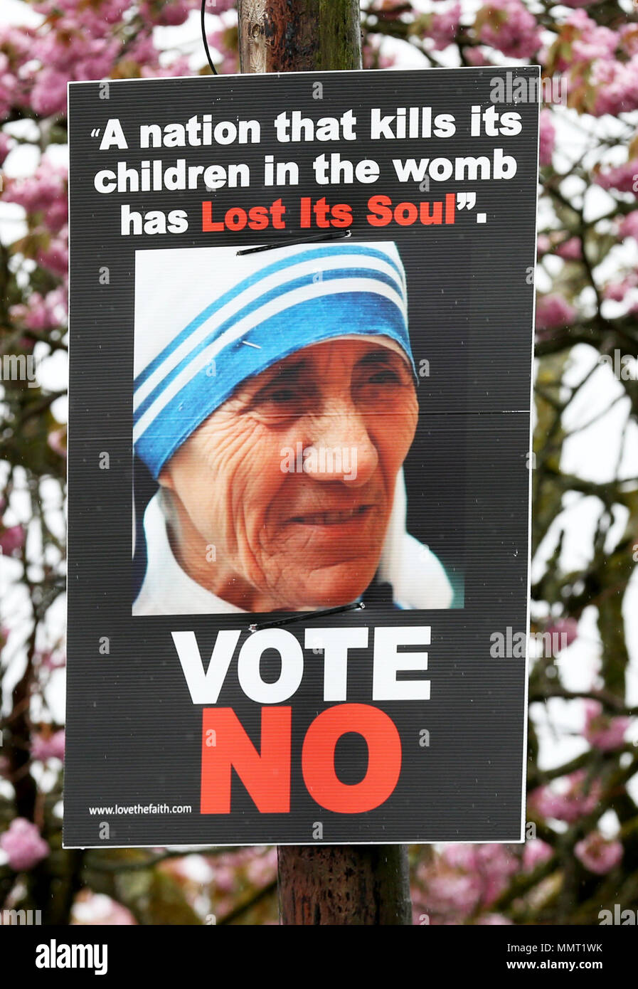 Co Longford, Irlande. Le 13 mai 2018. Un anti avortement poster exhortant un "non" au référendum sur l'abrogation de la huitième amendement de la Constitution irlandaise. Le huitième amendement équivaut en droit irlandais, le droit à la vie de l'enfant à naître avec le droit à la vie de la mère. Crédit photo : Laura Hutton/Alamy Live News. Banque D'Images