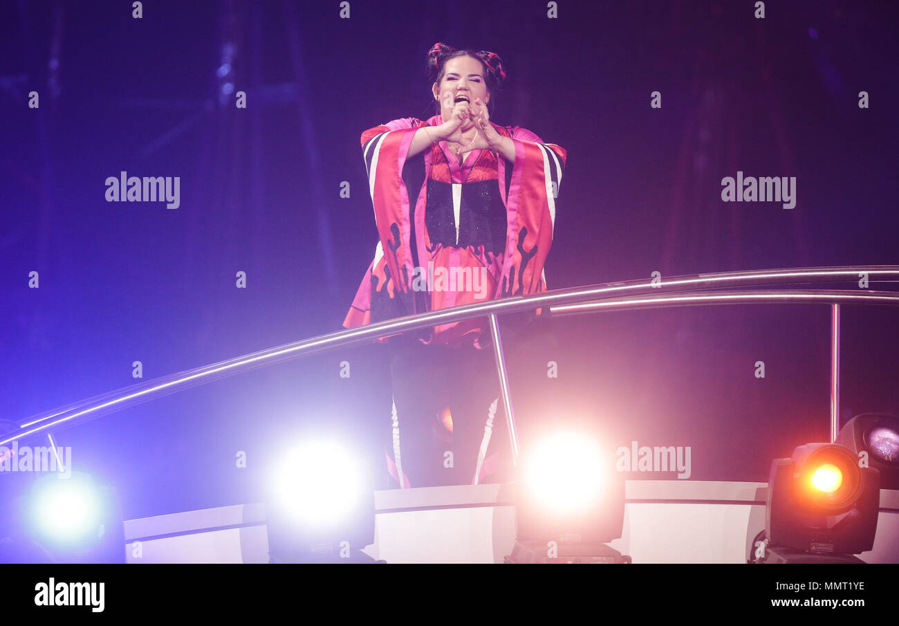 Lisbonne, Portugal. 12 mai, 2018. 12 mai 2018, Portugal, Lisbonne : la chanteuse de Netta Israël remporte le 63e Concours Eurovision de la chanson avec sa chanson 'Toy'. Credit : Jörg Carstensen/dpa/Alamy Live News Banque D'Images