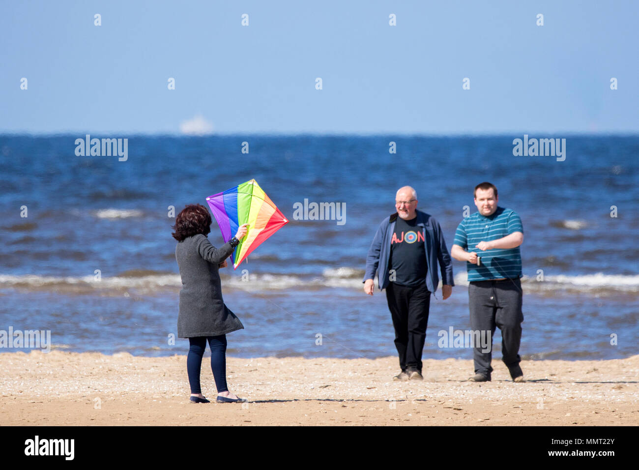 Southport, Merseyside. Le 13 mai 2018. Météo britannique. Une femme s'amuse beaucoup en essayant d'attraper son cerf-volant sur le sable doré de la plage de Southport Merseyside. Credit : Cernan Elias/Alamy Live News Banque D'Images