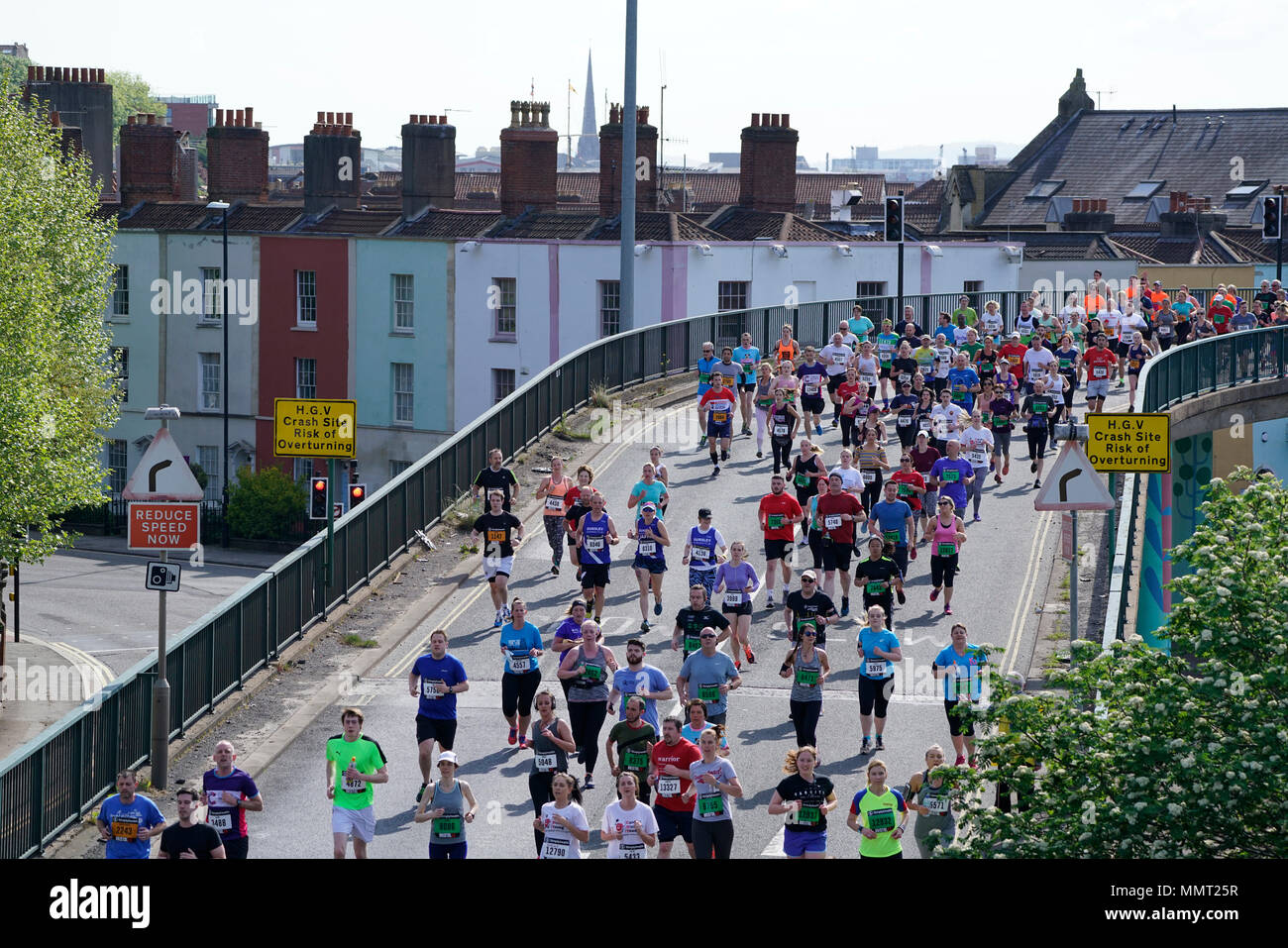 Bristol, Royaume-Uni, 13 mai 2018. Certains des 12 500 coureurs prenant part à l'Simplyhealth Grand Bristol 10K cas s'attaquer à la route, sur le bassin de Cumberland flyover, sur un glorieux dimanche matin ensoleillé. Credit : mfimage/Alamy Live News. Banque D'Images