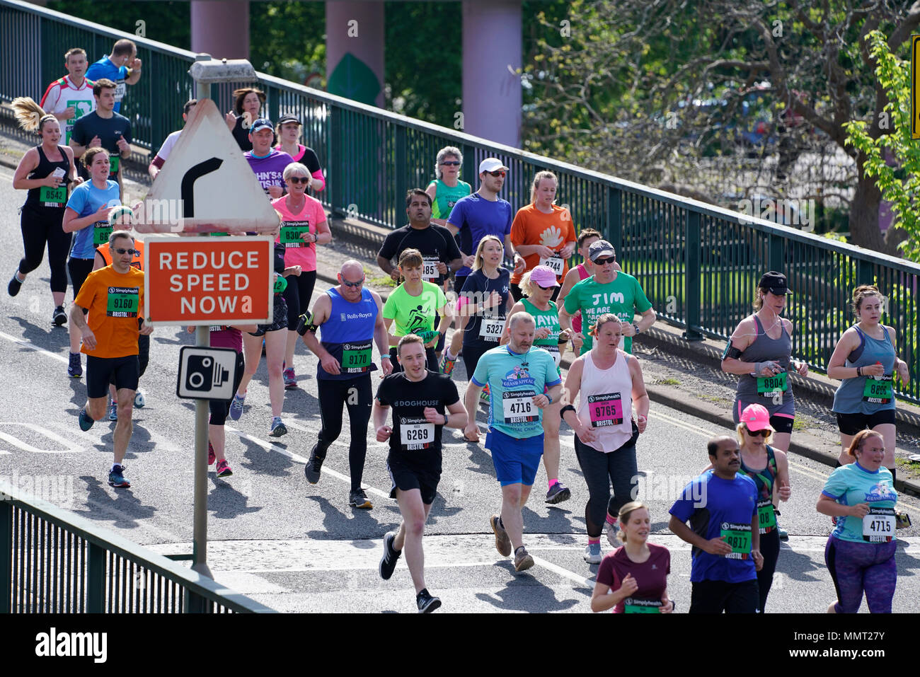 Bristol, Royaume-Uni, 13 mai 2018. Certains des 12 500 coureurs prenant part à l'Simplyhealth Grand Bristol 10K cas s'attaquer à la route, sur le bassin de Cumberland flyover, sur un glorieux dimanche matin ensoleillé. Credit : mfimage/Alamy Live News. Banque D'Images