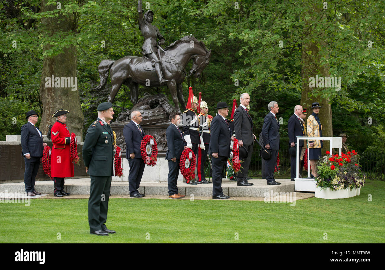 Hyde Park, London, UK. 13 mai, 2018. 94 ans après l'inauguration de son mémorial à Hyde Park la cavalerie et Yeomanry se réunissent pour rendre hommage aux membres de la Yeomanry Cavalry et qui est tombé dans la Première Guerre mondiale et dans les conflits ultérieurs. Son Altesse Royale la Princesse Royale KG KT GCVO GCStJ QSO GCL CD Le Colonel du blues et de la famille royale reçoit le salut à la parade annuelle et Service de la Cavalerie vieux camarades à l'Association Mémorial cavalerie adjacente à la Kiosque à Hyde Park. Credit : Malcolm Park/Alamy Live News. Banque D'Images