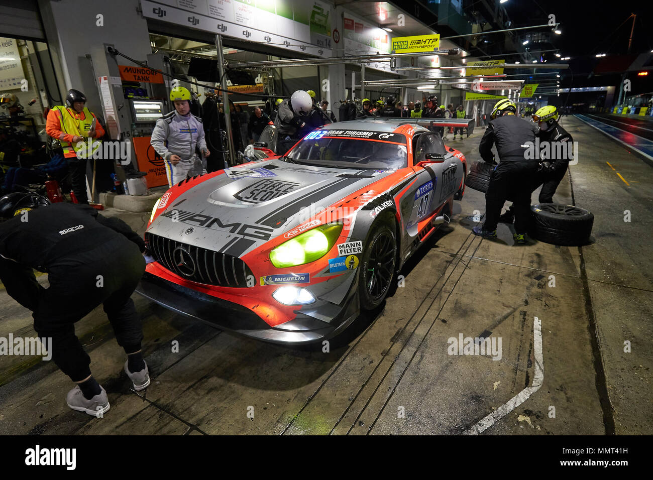 13 mai 2018, Nuerburg, Allemagne : La Mercedes AMG GT3 de l'équipe 'Mann filtre' avec Dominik Baumann (AUT), Edoardo Mortara (CHE), Renger van der Zande (NLD) et Daniel Juncadella (TUV) est poussé en une nuit, de la voie des stands à la course de 24 heures sur Nuerburg anneau. Photo : Thomas Frey/dpa dpa : Crédit photo alliance/Alamy Live News Banque D'Images