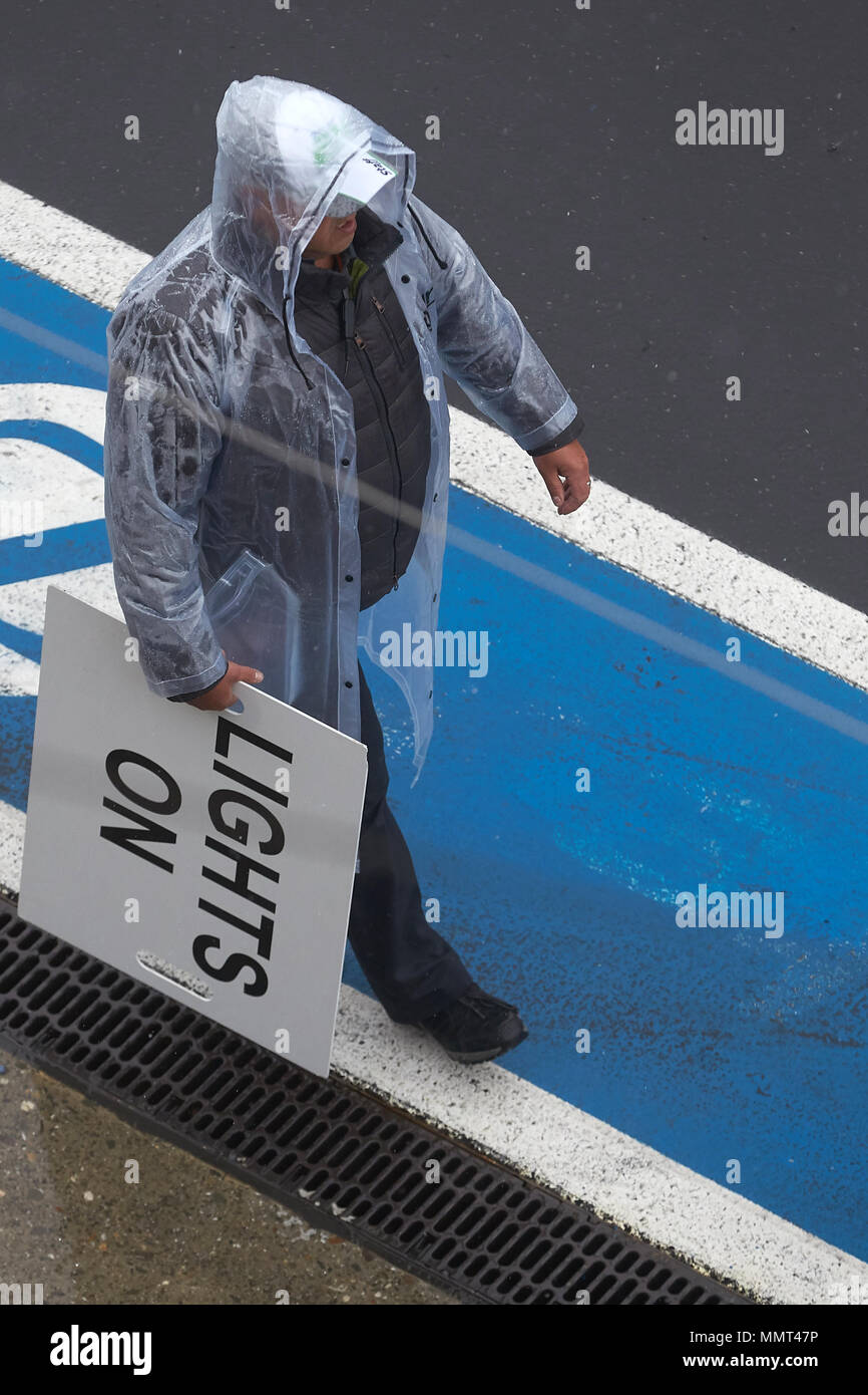 13 mai 2018, Nuerburg, Allemagne : à la course de 24 heures sur l'anneau de Nuerburg, un maréchal porte un signe par la voie des stands sous la pluie battante, invitant les participants à allumer les lumières. Photo : Thomas Frey/dpa dpa : Crédit photo alliance/Alamy Live News Banque D'Images