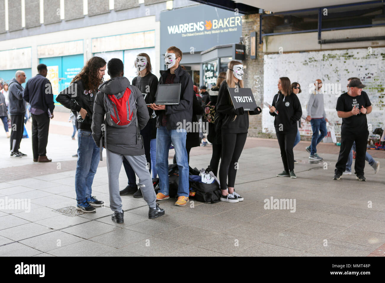 Southend, UK. Le 13 mai 2018. Un règlement pacifique démonstration statique apparente à sensibiliser à la cruauté inhérente à l'industrie laitière et l'industrie de la viande. Penelope Barritt/Alamy Live News Banque D'Images