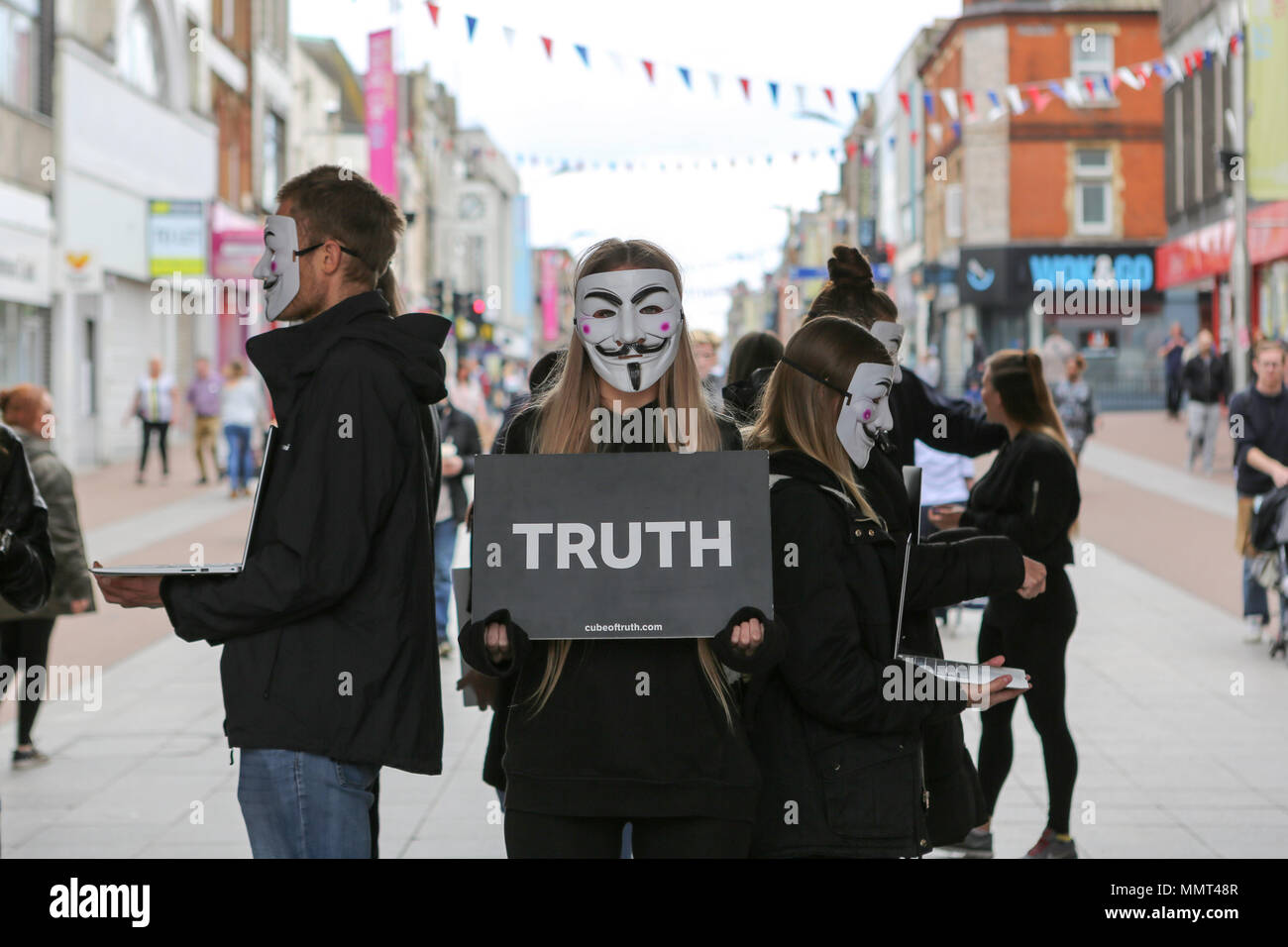 Southend, UK. Le 13 mai 2018. Un règlement pacifique démonstration statique apparente à sensibiliser à la cruauté inhérente à l'industrie laitière et l'industrie de la viande. Penelope Barritt/Alamy Live News Banque D'Images