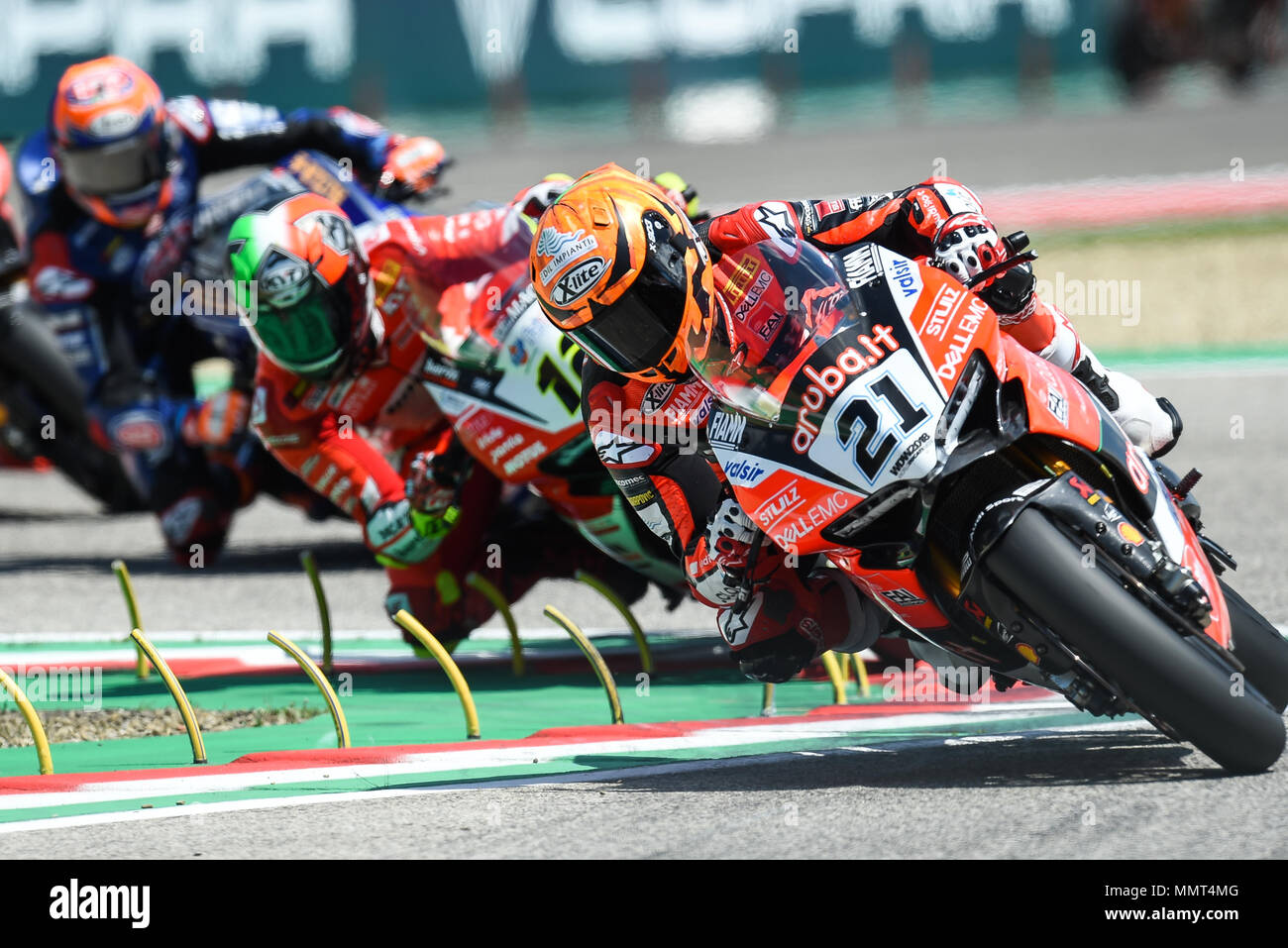 Imola, Italie. Le 13 mai 2018. Les vélos en course 2 Superbike au circuit d'Imola Dino et Enzo Ferrari pour la ronde italienne d'Imola, Italie. Le 13 mai 2018. Le Championnat Superbike. Dans l'image : 21 Michele Rinaldi ITA Ducati Panigale R (aruba.it Racing Ducati), 12 Xavi Fores ESP Ducati Panigale R (Barni Racing Team), 60 Michael van der Mark NED Yamaha YZF R1 Yamaha officiel WorldSBK (PATA) de l'équipe. 13/05/2018, Imola, Italie : Crédit Photo indépendant Srl/Alamy Live News Banque D'Images