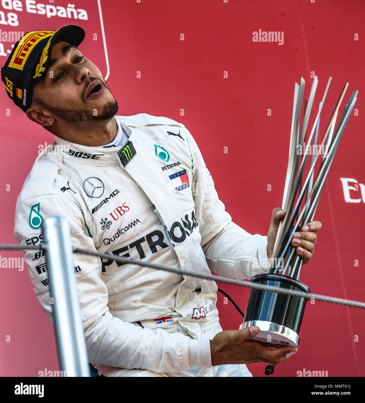 Barcelone, Espagne. 13 Mai 2018 : Lewis Hamilton (GBR) célèbre sa victoire de Mercedes GP Espagne de la holding sa tasse sur le podium au circuit de Barcelone, Plaça de Catalunya Crédit : Matthias Rickenbach/Alamy Live News Banque D'Images