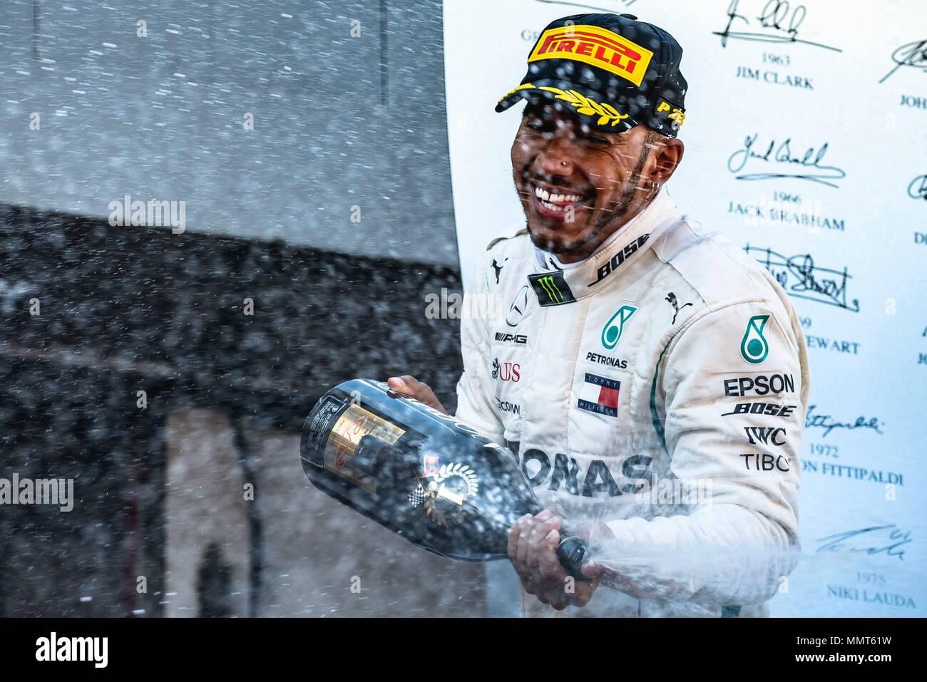 Barcelone, Espagne. 13 Mai 2018 : Lewis Hamilton (GBR) de Mercedes les sprays avec le champagne qu'il célèbre sa victoire de l'espagnol GP holding sa tasse sur le podium au circuit de Barcelone, Plaça de Catalunya Crédit : Matthias Rickenbach/Alamy Live News Banque D'Images