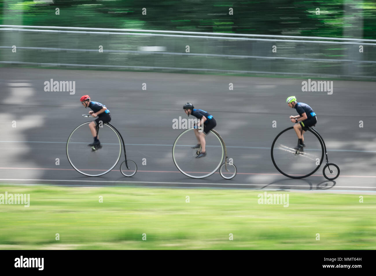 Londres, Royaume-Uni. 13 mai, 2018. Les membres de la Penny Farthing cycling club effectuer piste de course à Herne Hill vélodrome. Crédit : Guy Josse/Alamy Live News Banque D'Images