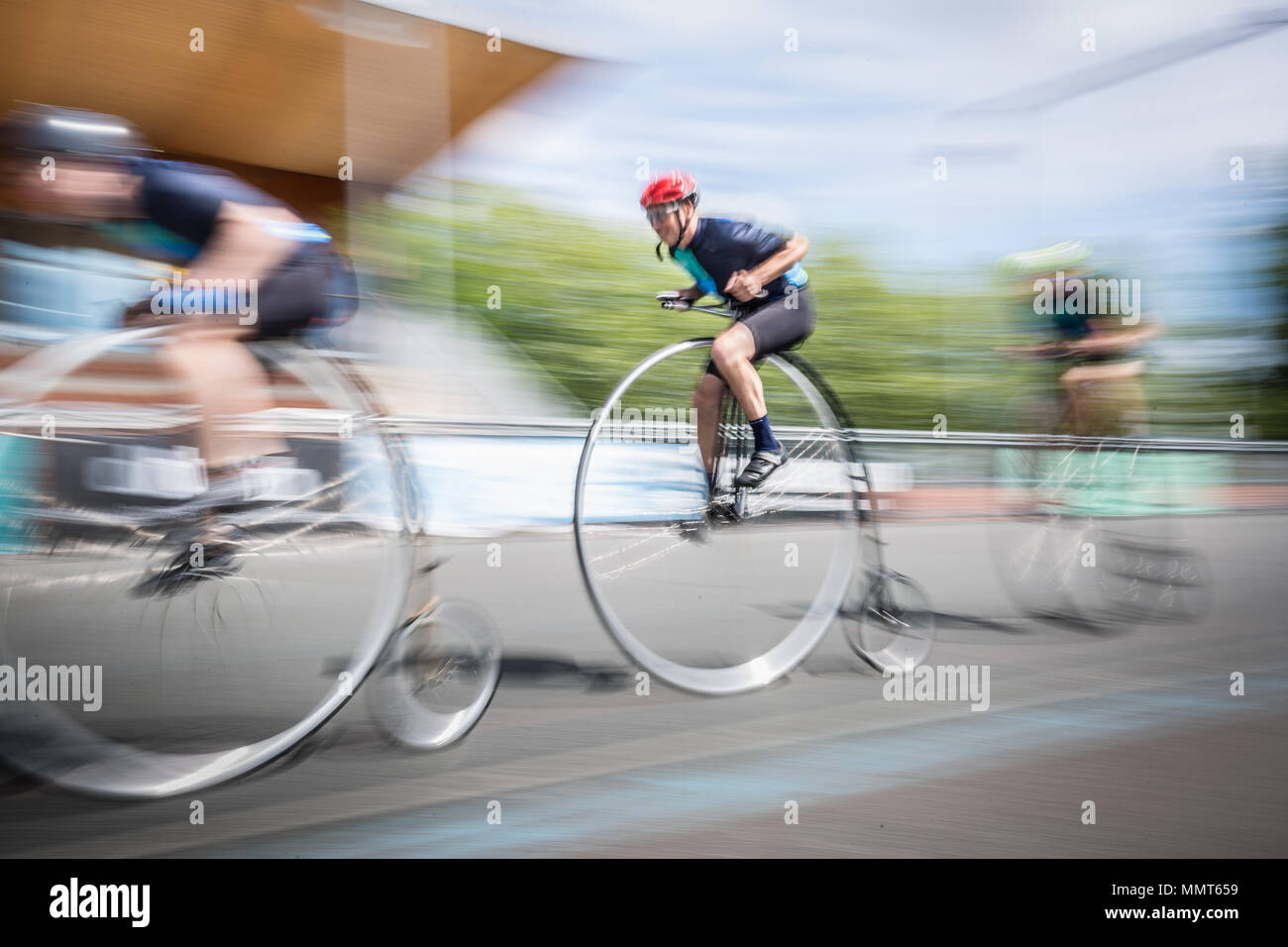 Londres, Royaume-Uni. 13 mai, 2018. Les membres de la Penny Farthing cycling club effectuer piste de course à Herne Hill vélodrome. Crédit : Guy Josse/Alamy Live News Banque D'Images