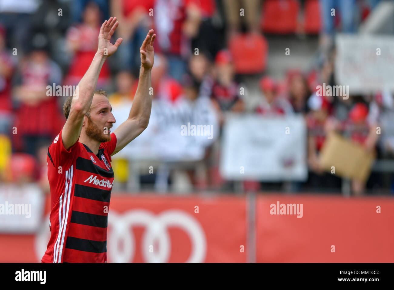 13 mai 2018, l'Allemagne, Berlin : Soccer, 2. Bundesliga, le FC Ingolstadt 04 vs 1. FC Kaiserslautern à l'Audi Sportpark. Le Moritz Hartmann dit au revoir à les fans après le match. Photo : Armin Weigel/DPA - AVIS IMPORTANT : En raison de la Ligue allemande de football (DFL)·s règlement d'accréditation, la publication et la redistribution en ligne et dans les médias en ligne est limité pendant le match à 15 images par match Banque D'Images