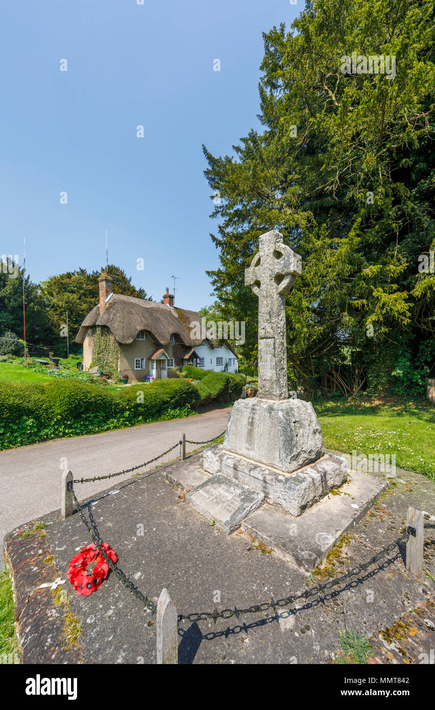 First World War Memorial et une chaumière traditionnelle en style local, à l'Est Stratton, un petit village près de Winchester, dans le Hampshire, Angleterre du sud Banque D'Images