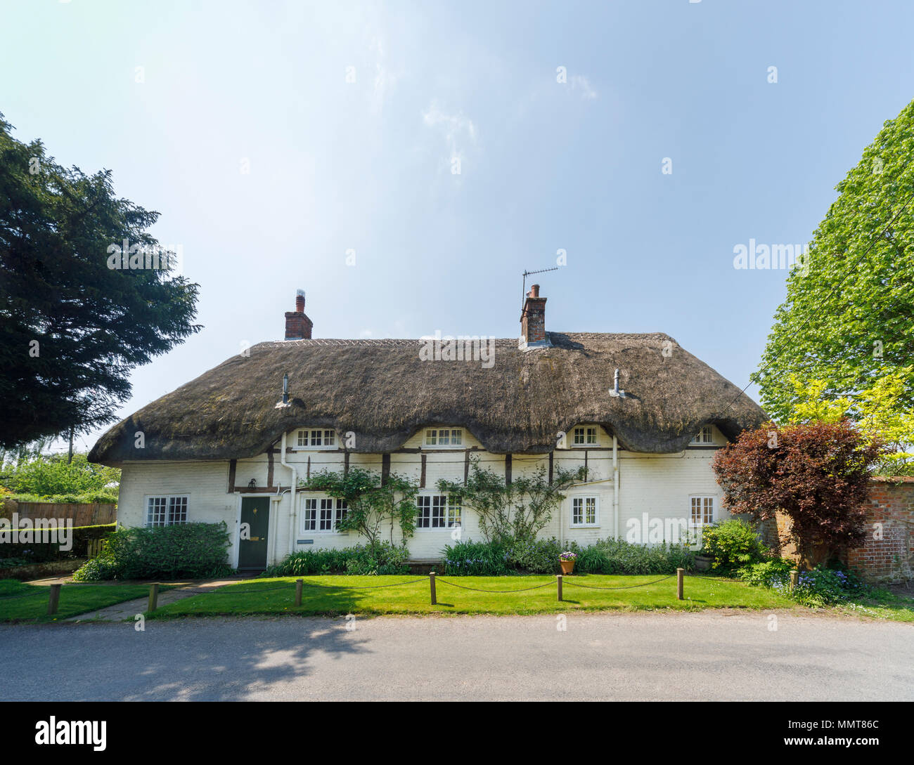 Belle grande chaumière au Stratton, un petit village près de Winchester, Hampshire, Angleterre du sud en typique style architectural local Banque D'Images