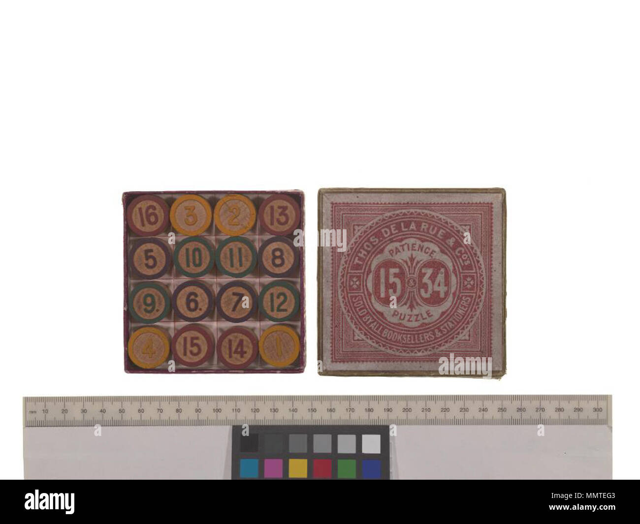 . Jeu intitulé Thos. de la Rue & Co.'s Patience 15 & 34 puzzle ; "par tous les libraires & stationers'. Couvercle imprimé en rouge. A 16 blocs circulaire avec (en relief) les numéros 1 à 16. 1-4, 5-8 en jaune dans brown, 9-12 en vert, du 13 au 16 en rouge. A base de carrés entourée en rouge ; Thos. de la Rue & Co.'s Patience 15 & 34 Thos. casse-tête de la Rue & Co.'s Patience 15 & 34 casse-tête. [S-a-]. Thomas De La Rue & Company [author] Bibliothèques Bodleian, Thos. de la rue &AMP ; Co. pour la patience 15 &AMP ; puzzle 34 Banque D'Images