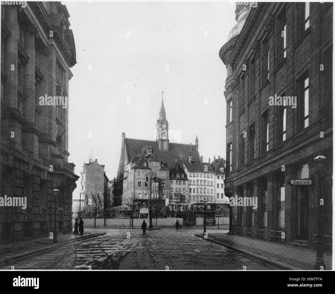 . Deutsch : Blick durch die Bosestraße auf die Rückseite der Kleinen Fleischergasse. Auf dem durch den phrase Bauzaun Gelände entstand später das Gebäude der heute 2010 Feuerversicherungsanstalt Stasi-Museum (das "Runde Ecke"). . 1905. Hermann Walter (1838-1909) Bosestrasse Dittrichring Leipzig 1905 Banque D'Images