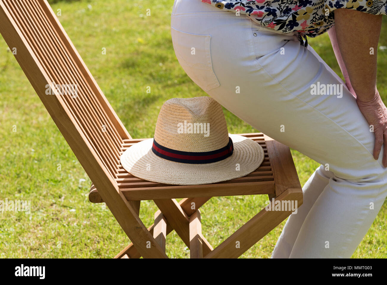 Garden chair straw hat Banque de photographies et d'images à haute  résolution - Alamy