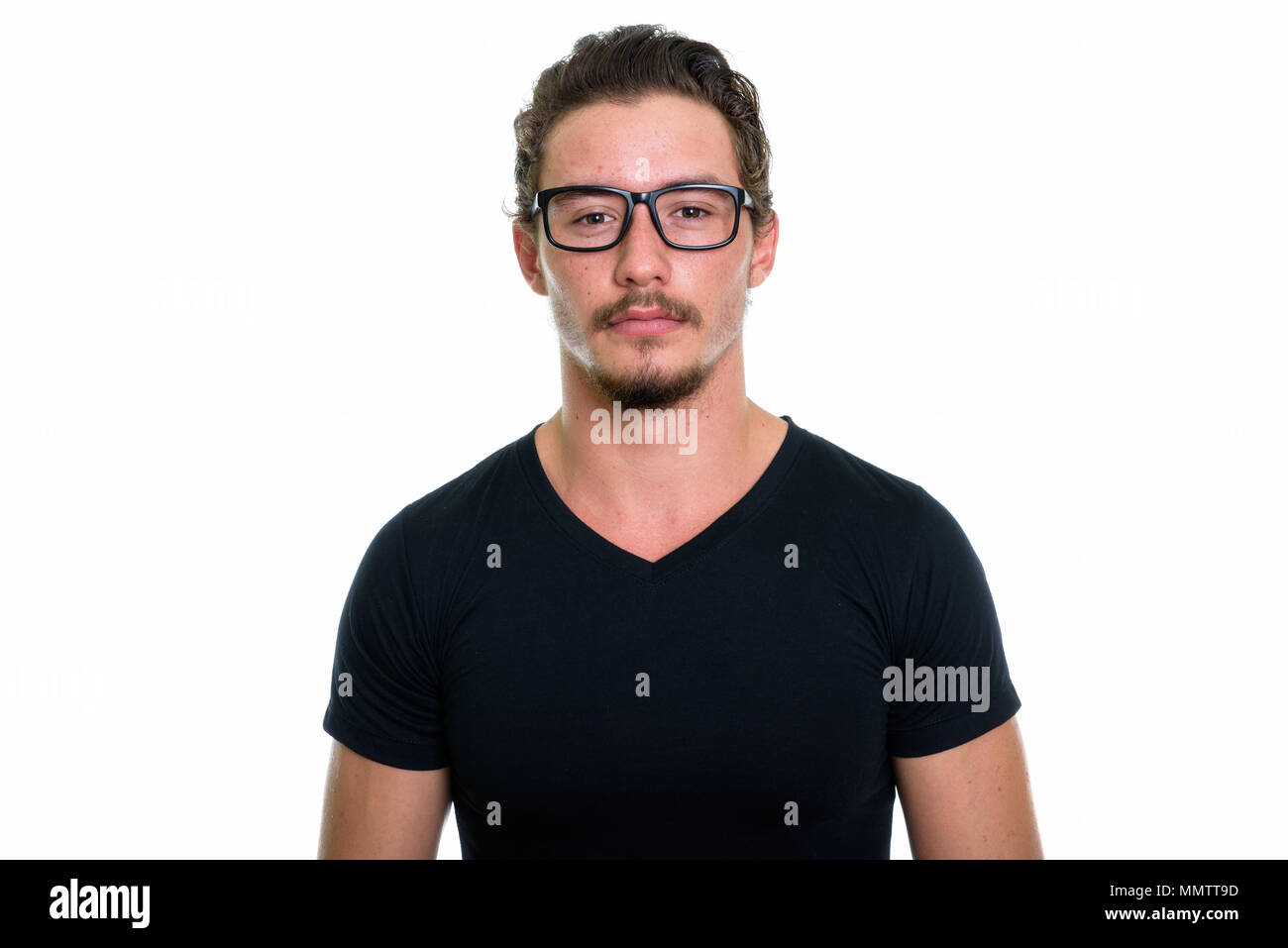 Portrait de jeune homme séduisant avec des lunettes à nouveau isolé Banque D'Images