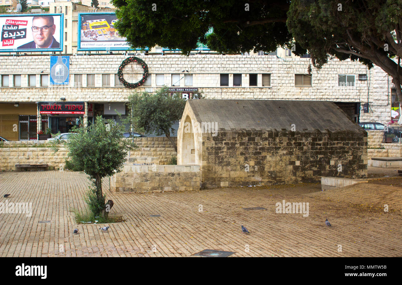 Un petit abri en pierre construit sur l'ancienne d'origine source de l'eau pour le village historique de Nazareth en Israël Banque D'Images