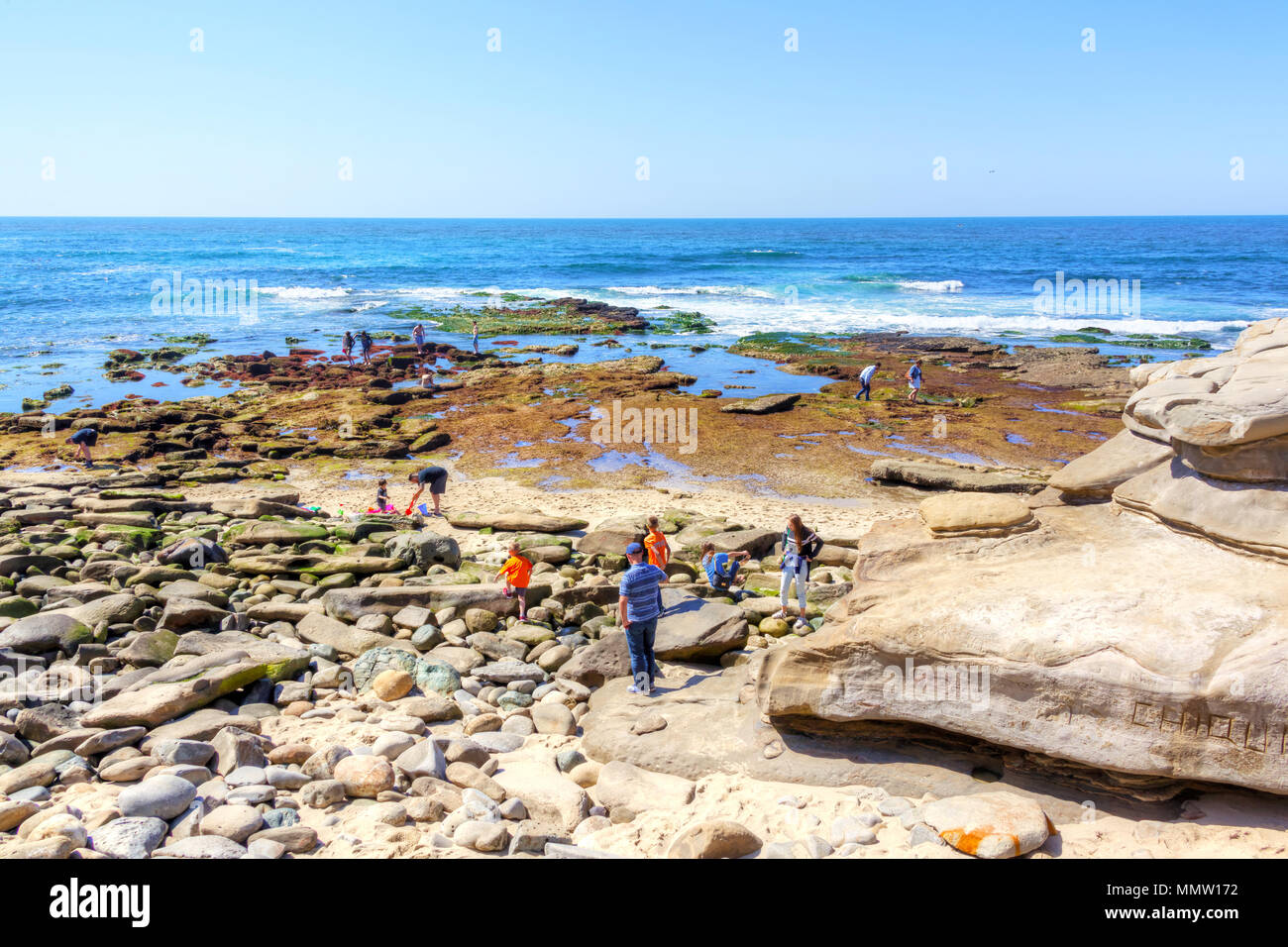 SAN DIEGO, États-unis - MAR 27, 2018 : les visiteurs des méandres de la plage de la ville balnéaire de La Jollan à San Diego, Californie. Banque D'Images