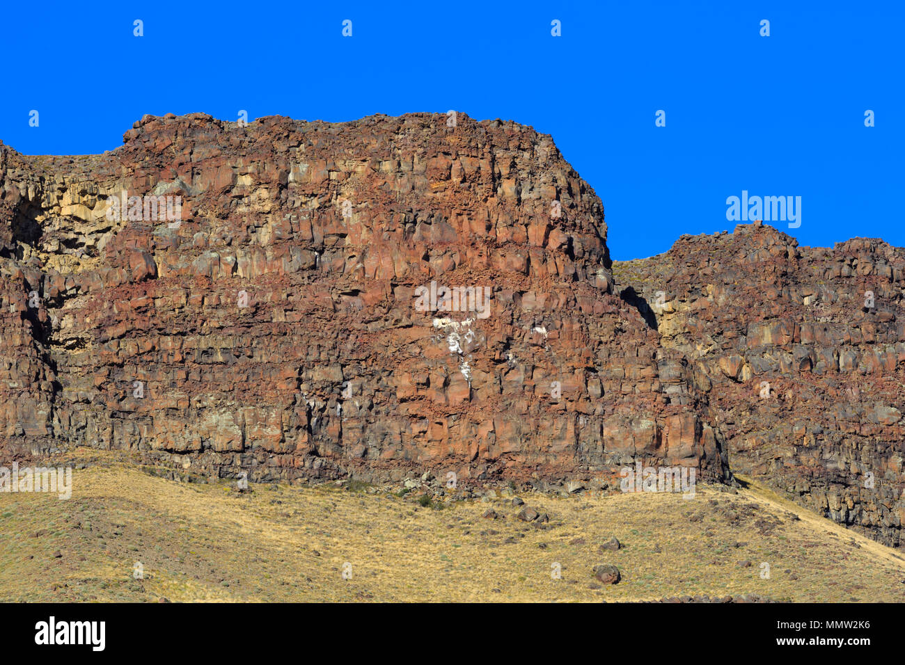 Géologie de la Sierra Baguales, Patagonie, Chili. Les traces blanches sur la falaise sont laissés par des condors de repos. Banque D'Images