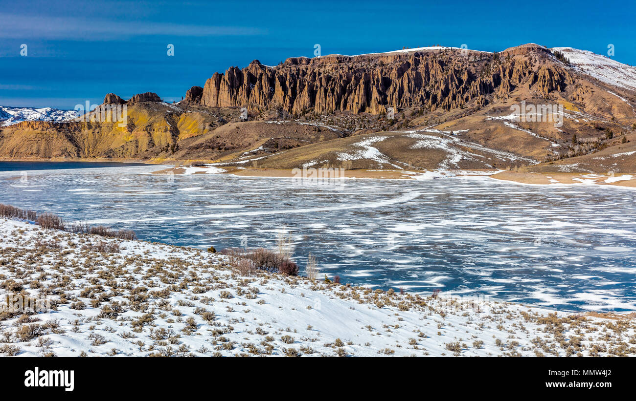 BLUE MESA RESERVOIRE AVEC NEIGE, Sapinero Curecanti National Recreation Area, près de l'autoroute 50 entre l'autoroute et de Gunnison Montrose Colorado Banque D'Images