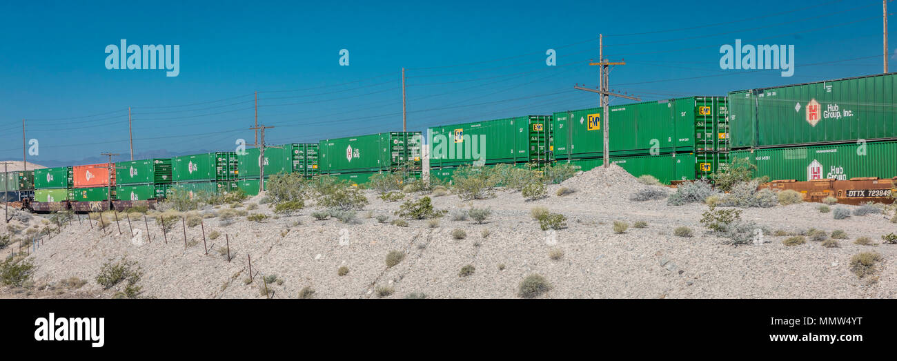 25 mai 2017 - train de fret avec des conteneurs de fret vert serpente à travers le paysage le long de l'Interstate 15 au Nevada Banque D'Images