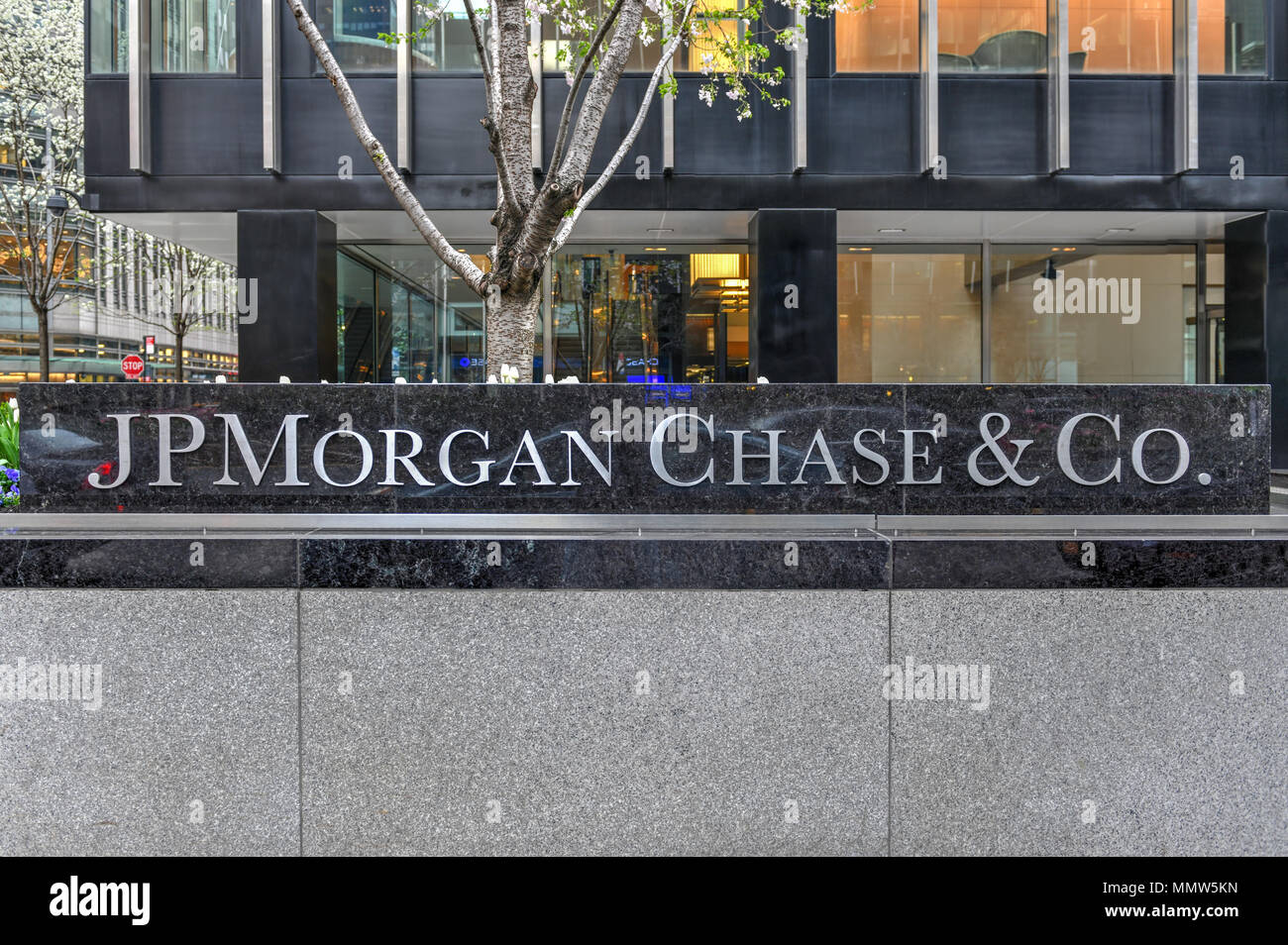 New York - 14 Avril 2018 : le signe devant le JP Morgan Chase & Co immeuble de bureaux sur Park Avenue à New York. Banque D'Images