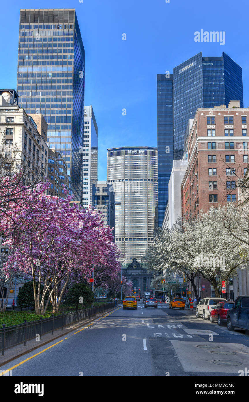 New York City - 14 Avril 2018 : MetLife Building et Midtown Skyline de Park Avenue à Manhattan, New York City. Banque D'Images