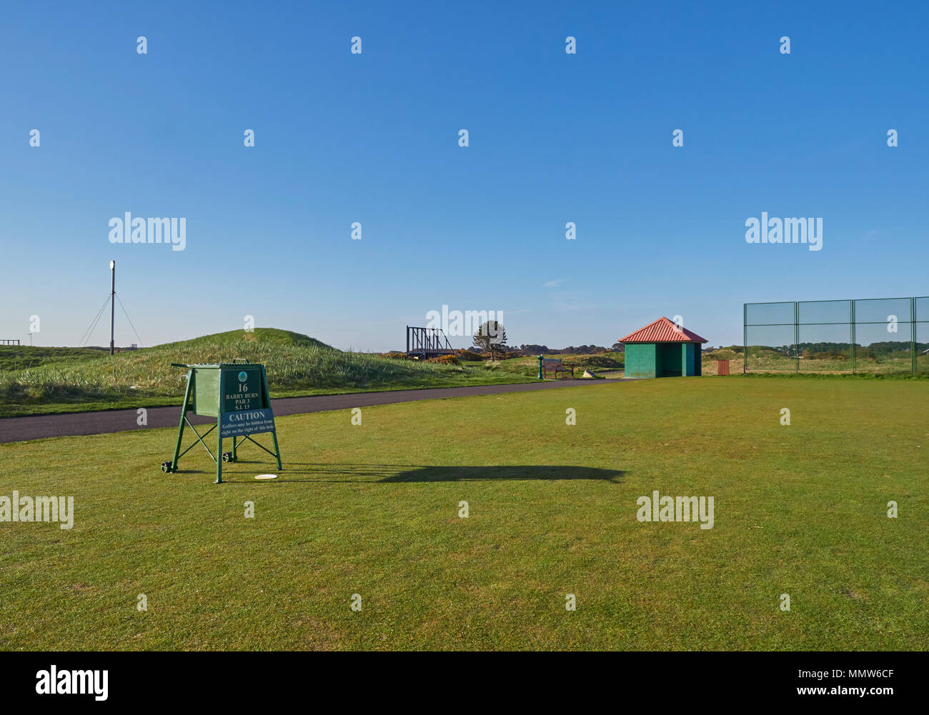 Sur le 16e Tee du parcours de championnat à Carnoustie Golf Links sur une fin d'après-midi avec le soleil faible pendage. Carnoustie, Angus, Scotland. Banque D'Images