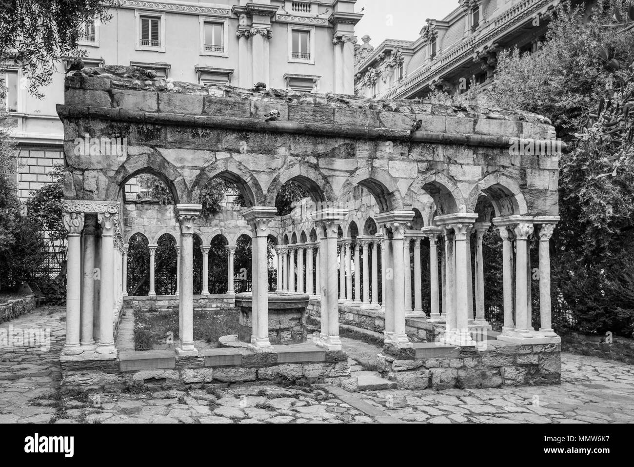 Gênes, Italie - 14 mai 2017 : Avis de la ruine d'un 12ème siècle cloître St Andrew de standing entre Porta Soprana et Christopher Columbus' house en ge Banque D'Images