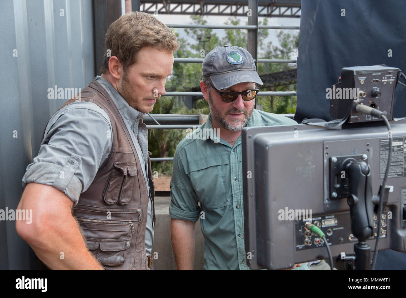 DATE DE SORTIE : Juin 12, 2015 Title : Jurassic World STUDIO : Universal Pictures Réalisateur : Colin Trevorrow PLOT : un nouveau parc à thème, construit sur le site d'origine de Jurassic Park, crée un dinosaure hybrides génétiquement modifiés, qui échappe à l'endiguement et va sur une tuerie. Avec : CHRIS PRATT. (Crédit Image : © Universal Pictures/photos) Banque D'Images