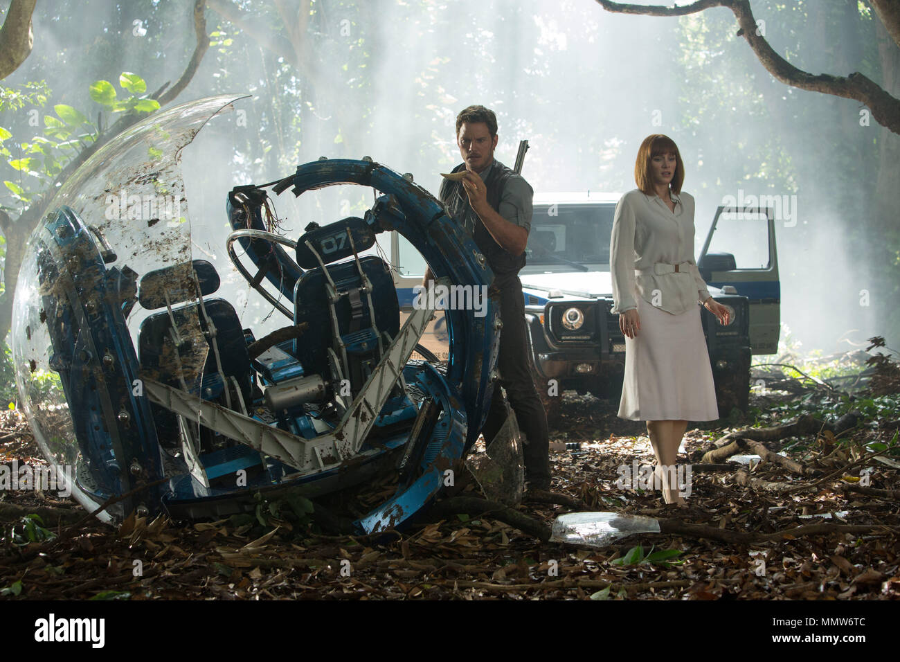 DATE DE SORTIE : Juin 12, 2015 Title : Jurassic World STUDIO : Universal Pictures Réalisateur : Colin Trevorrow PLOT : un nouveau parc à thème, construit sur le site d'origine de Jurassic Park, crée un dinosaure hybrides génétiquement modifiés, qui échappe à l'endiguement et va sur une tuerie. Avec : CHRIS PRATT, Bryce Dallas Howard. (Crédit Image : © Universal Pictures/photos) Banque D'Images
