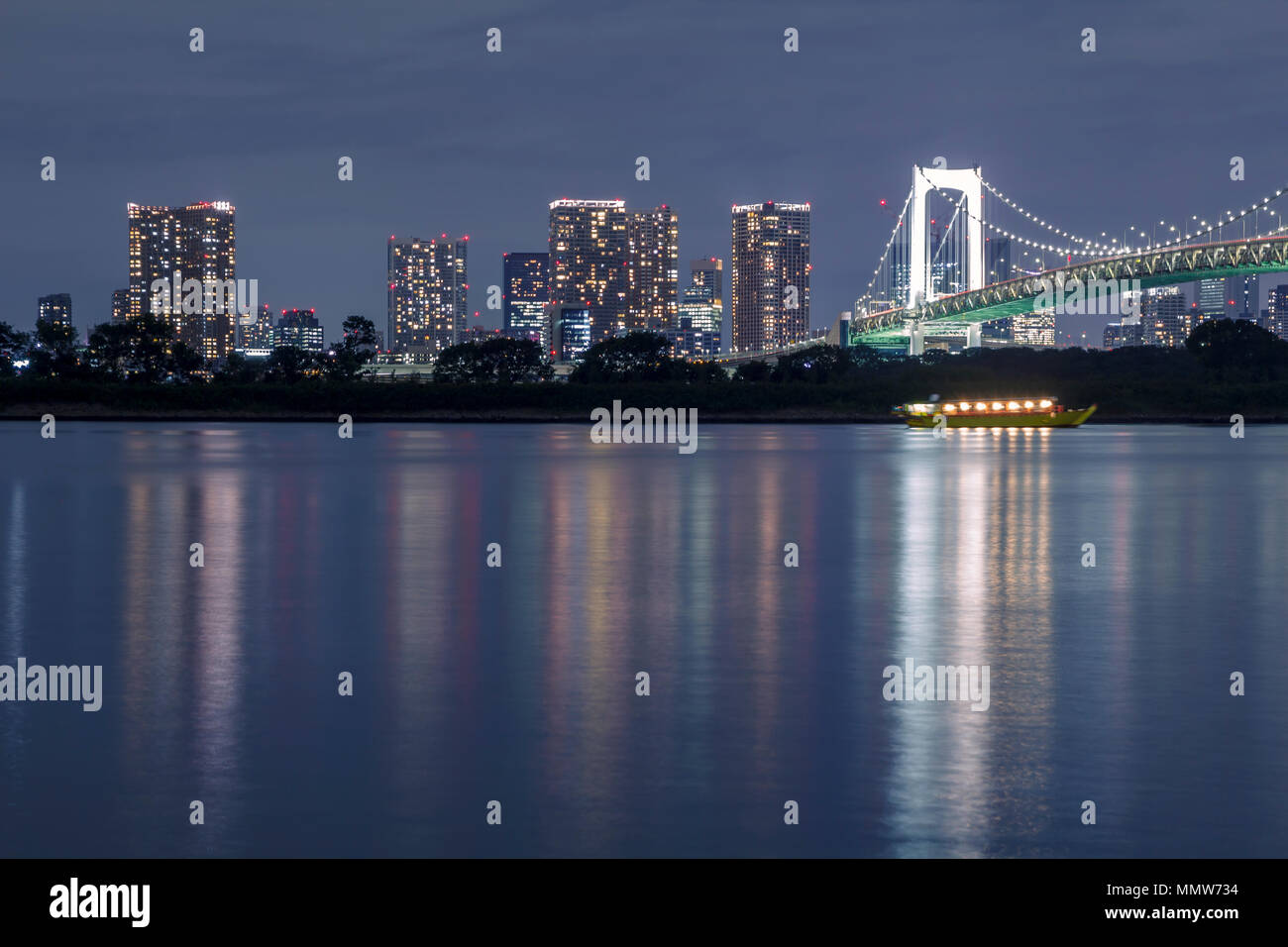 Toits de Tokyo sur la baie avec pont en arc-en-ciel, tourné à partir de Odaiba Banque D'Images