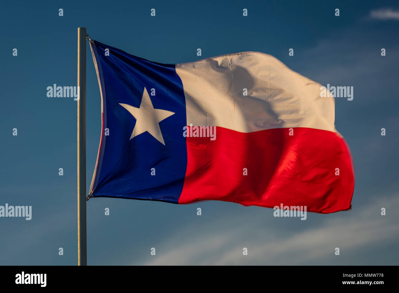 6 mars 2018 - PAVILLON DE L'ÉTAT DU TEXAS - Texas 'Lone Star' flag se détache sur un ciel bleu comme il vole dans un vent constant de Houston, Texas Banque D'Images