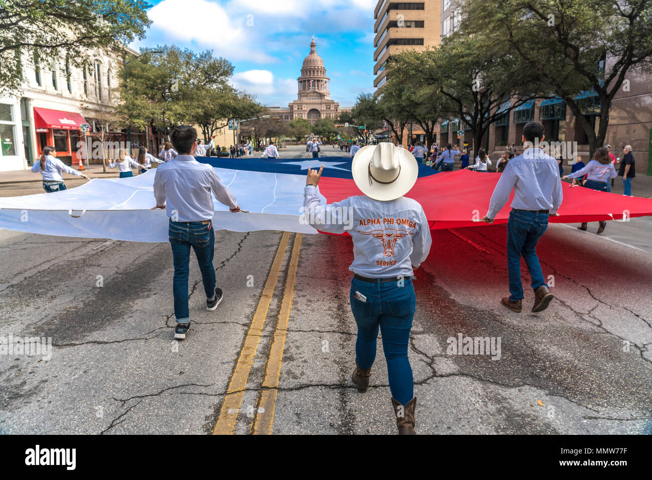 3 mars 2018 - AUSTIN, TEXAS - les étudiants de l'Université du Texas Texas portent le drapeau pour le congrès annuel de l'Avenue de l'indépendance du Texas à la parade de la Texas Capitol. Un fonctionnaire de l'Etat, la journée célèbre Texas' déclaration d'indépendance du Mexique le 2 mars, 1836 Banque D'Images